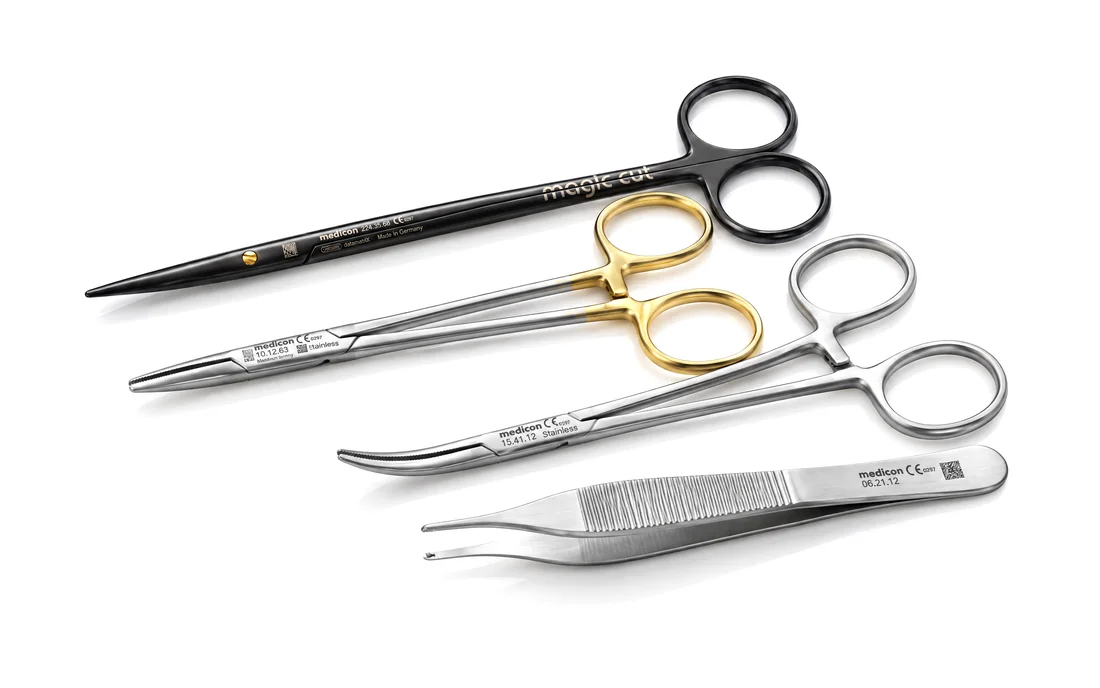 Instrumental Medicon: tijera Magic Cut, portaagujas, pinza hemostática y pinza Adson