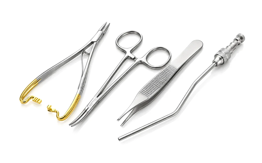 Instrumental Medicon: portaagujas Mathieu HM, pinza Halsted, pinza Adson y cánula Frazier
