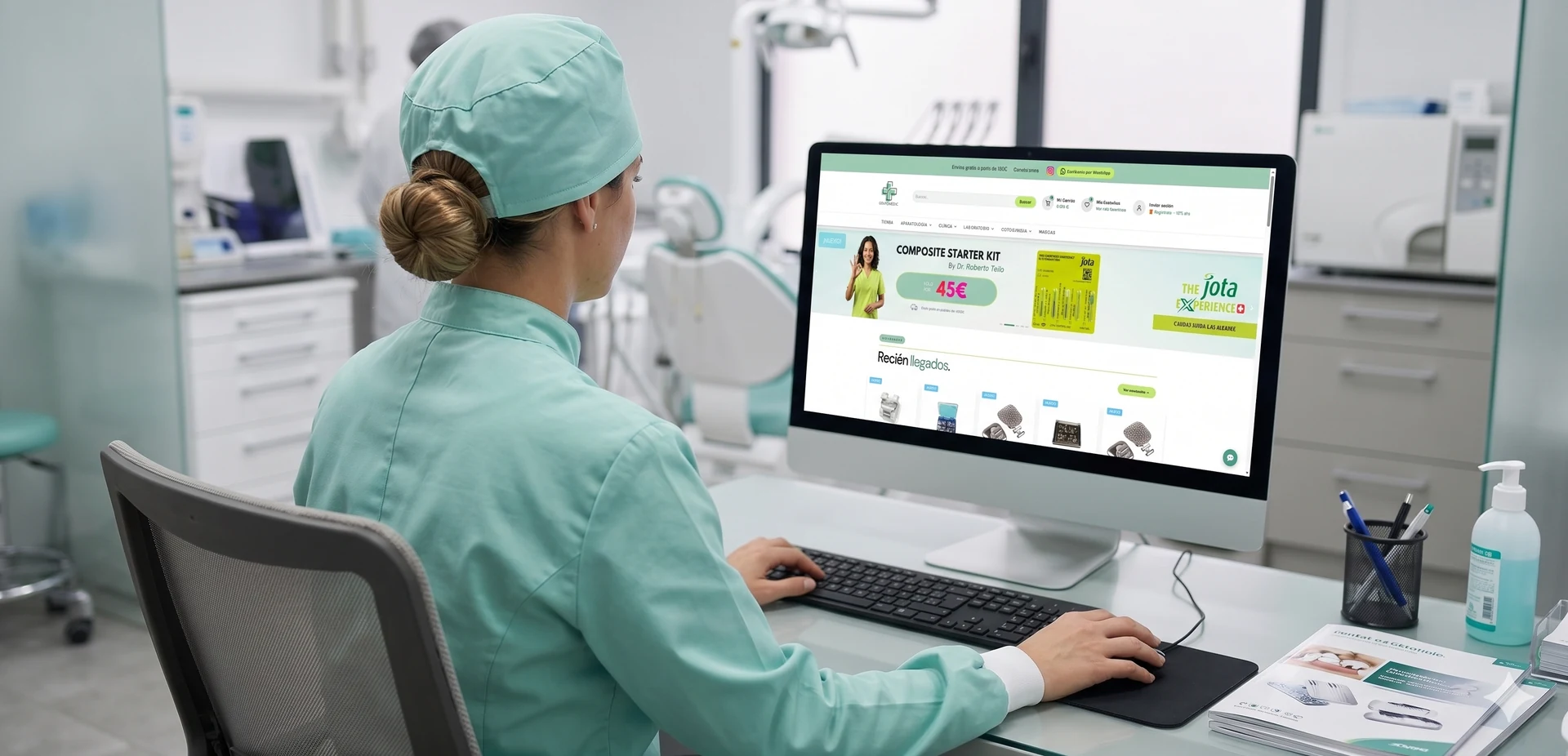Auxiliar dental usando la tienda online de GrupoMedic en un ordenador de la clínica